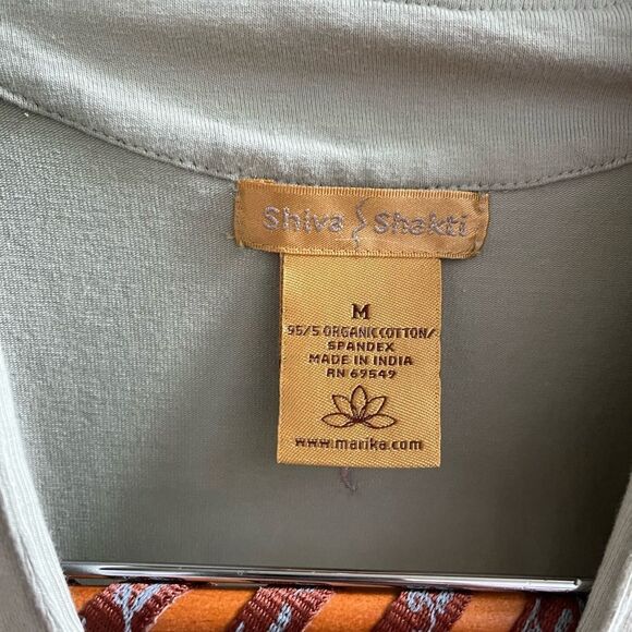 Shiva Shakti Yoga Celery V-Neck Jersey Button Down Top sz M - Picture 3 of 5